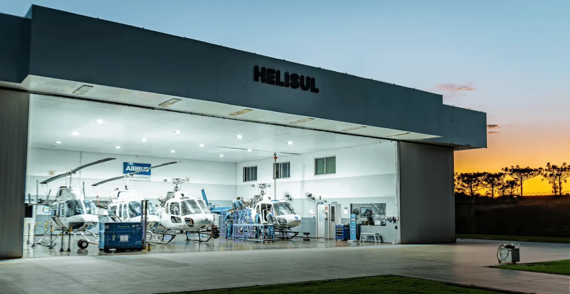 Hangar de manutenção do Grupo Helisul com helicópteros da frota — foto publicada em helisul.com